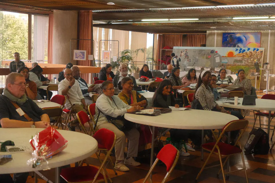 Le public installé autour de tables rondes dans le salon d’honneur