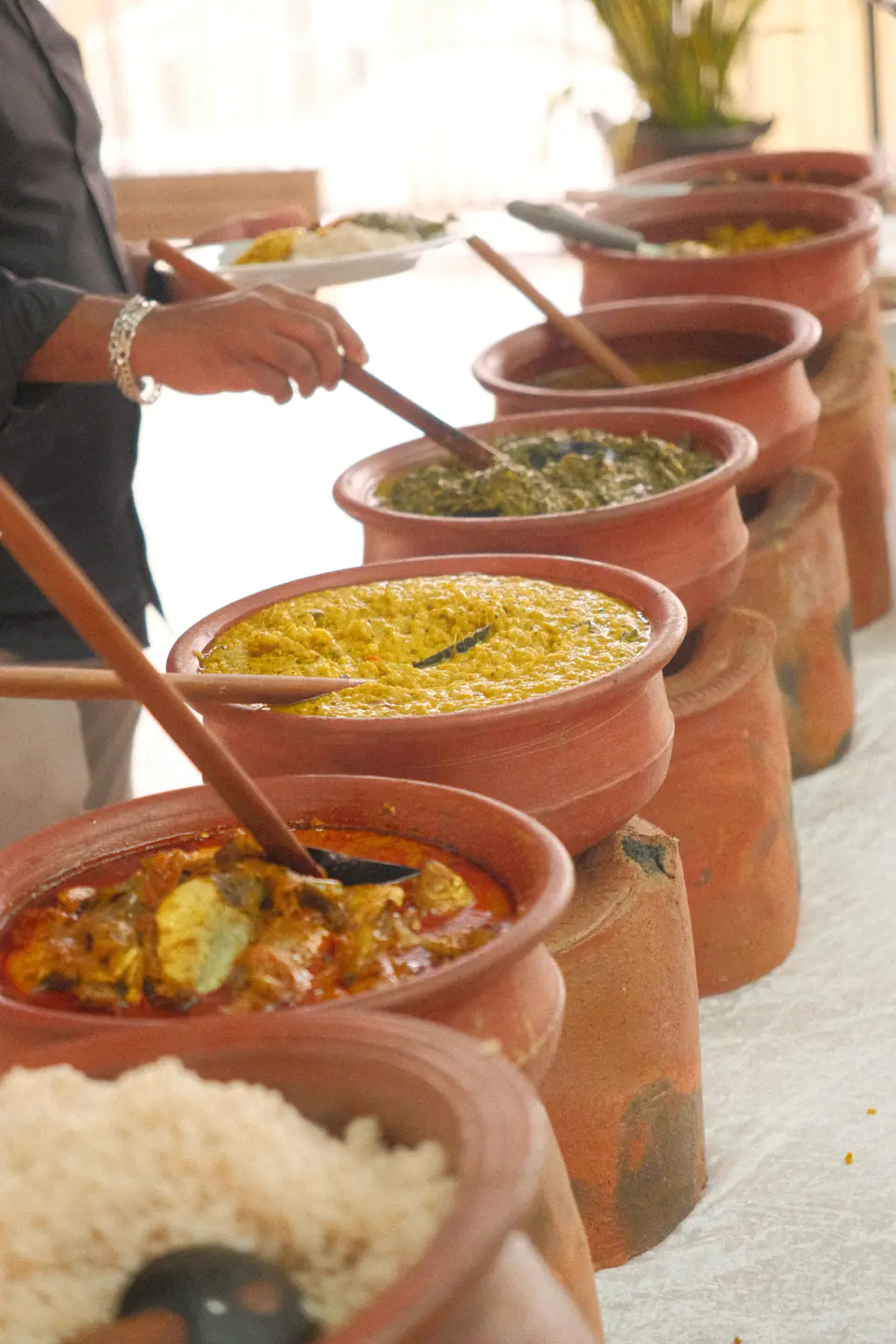 Plats de l’atelier de cuisine ayurvédique servis dans des pots en terre