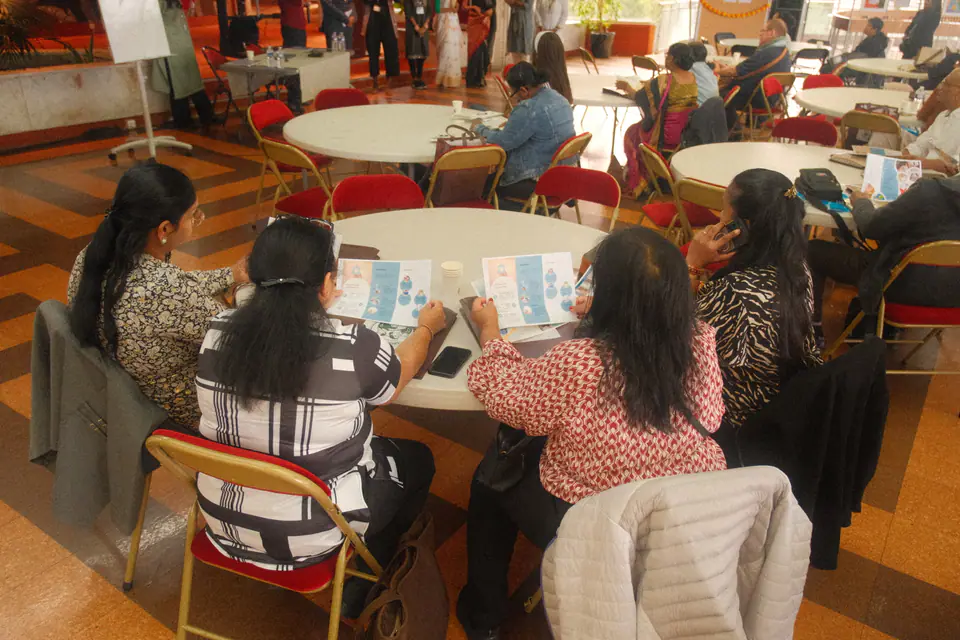 Des participantes consultent des documents d’information autour d’une table