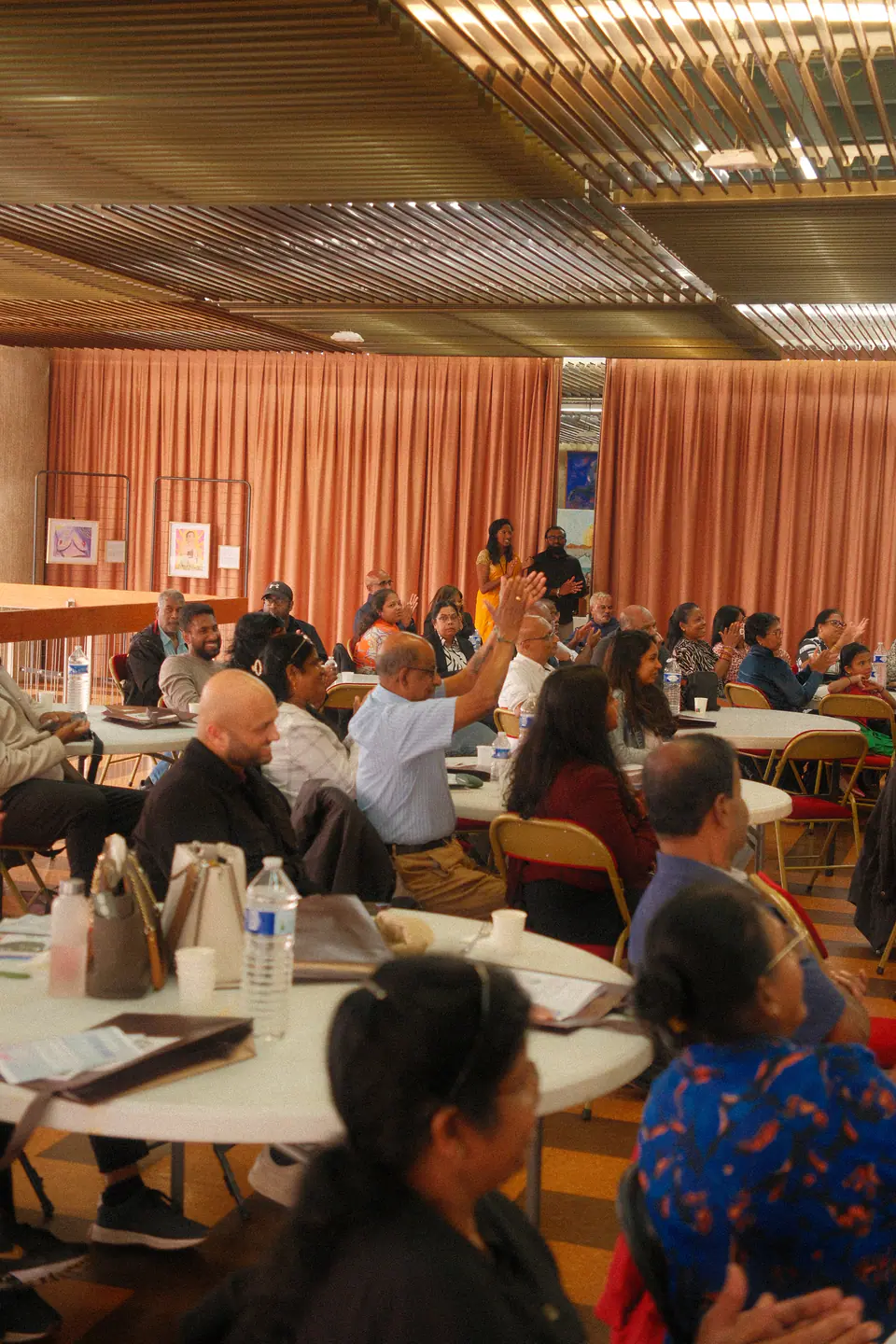 Vue de la salle comble du salon d’honneur pendant une conférence
